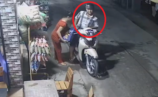 Clip: Thanh niên bảnh bao đi SH cướp thùng bia của chị bán hàng