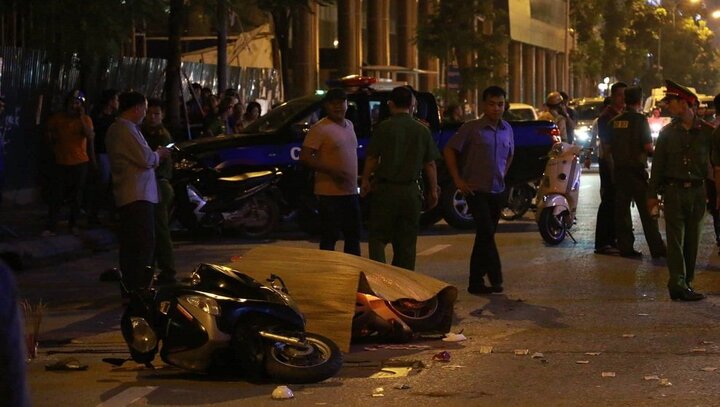 Video: Toàn cảnh sập giàn giáo ở phố Lê Văn Lương, Hà Nội 1 người chết tại chỗ