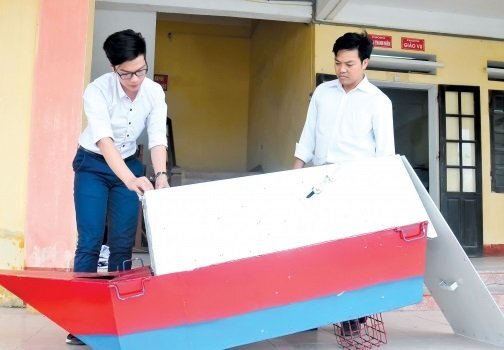 18 tuổi đã chế tạo được máy cho tôm, cá ăn điều khiển từ xa