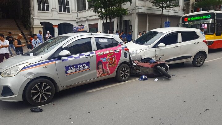 Video: 7 ô tô, xe máy đâm liên hoàn, giao thông ùn tắc giờ cao điểm ở Hà Nội