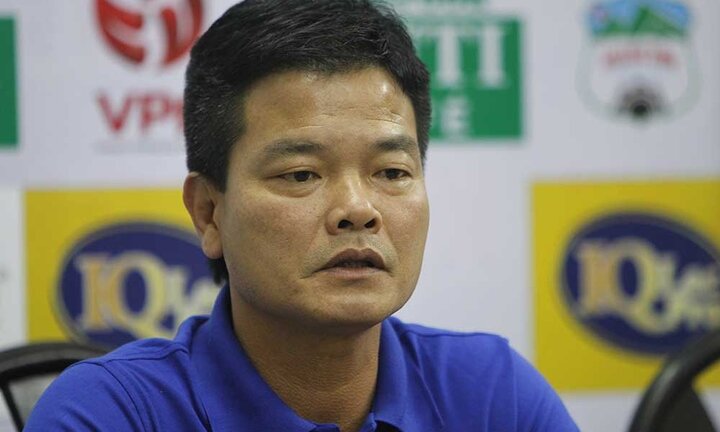 HLV Văn Sỹ ‘đá xoáy’ chuyện bầu Hiển treo thưởng 3 tỷ đồng cho Cần Thơ