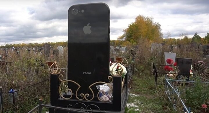 Video: Cận cảnh bia mộ hình iPhone 7 thật đến từng chi tiết trong nghĩa trang Nga