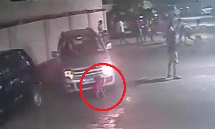 Clip: Bị ô tô cán qua người, bé trai lập tức đứng dậy chạy đi chơi