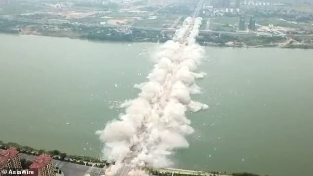 Clip: Cầu dài 1.577m nổ tung, hóa tro bụi trong tích tắc