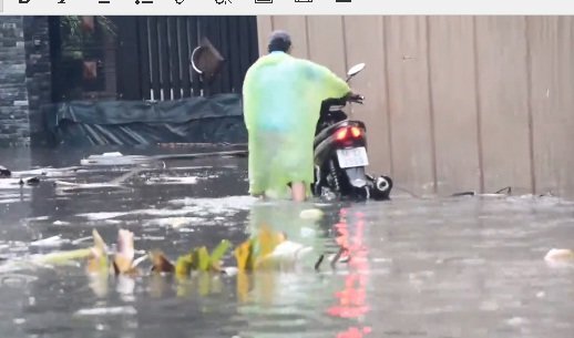 Cảnh mênh mông nước tại khu nhà giàu ở TP.HCM sau mưa lớn
