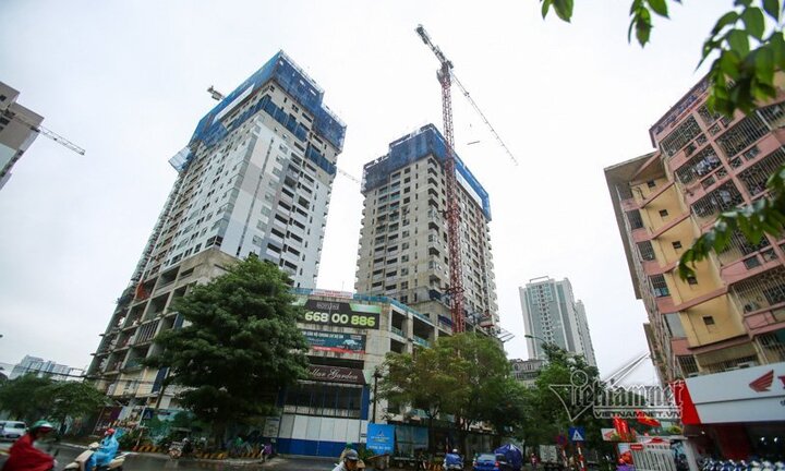 Clip: 'Thần chết' treo lơ lửng trên đầu nhiều người đi đường ở Hà Nội