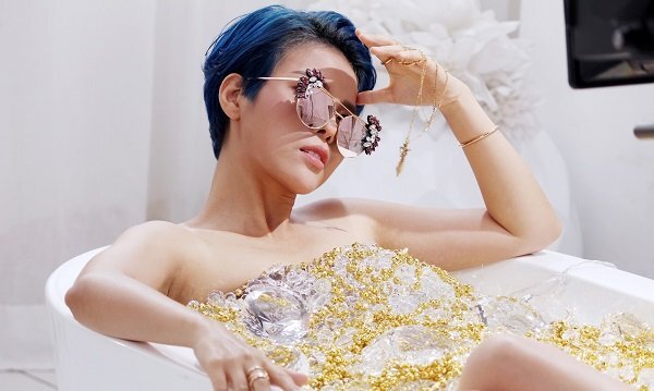 Fan phát sốt với hình ảnh bán nude của Vũ Cát Tường