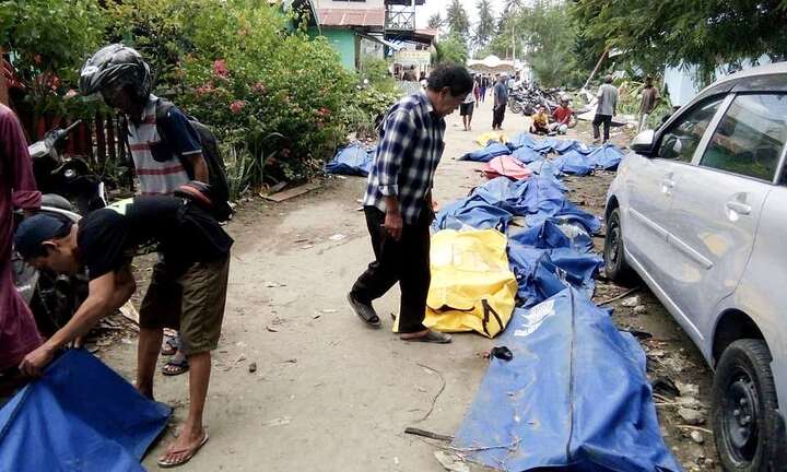 Thảm họa động đất, sóng thần ở Indonesia: Nhiều thi thể nổi trên mặt biển