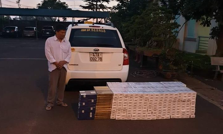 Xe taxi Quyết Tiến chạy không bật đèn trong đêm: Bí mật bị lật tẩy