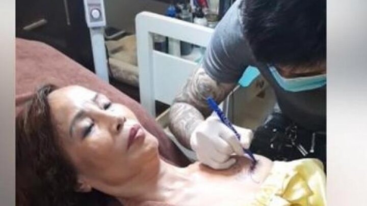 Cô dâu 62 tuổi tiết lộ lý do xăm tên chồng trẻ lên ngực