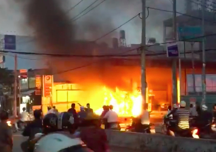 TPHCM: Cháy lớn ở cây xăng, cả khu phố náo loạn