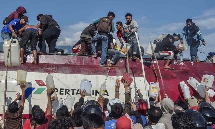 Video, ảnh: Dân Indonesia hỗn loạn, chống chọi với đói, khát sau thảm họa