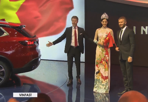 Video: Hoa hậu Trần Tiểu Vy sánh vai Beckham trong lễ ra mắt xe VinFast