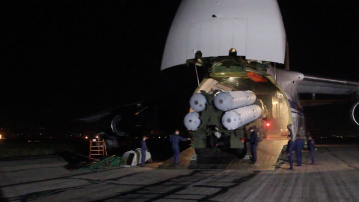 Video: Nga vận chuyển S-300 cùng hàng loạt khí tài tới Syria trong đêm