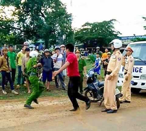 Vi phạm giao thông, 'quái xế' chém 3 công an nhập viện