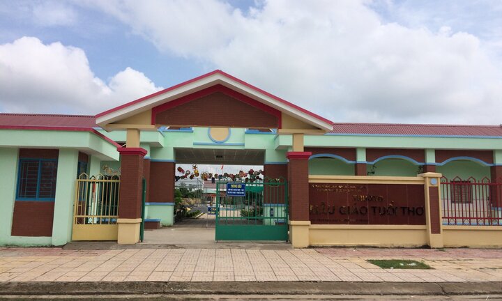 Trường mẫu giáo 15 tỷ đồng mới đưa vào sử dụng, hệ thống thoát nước liên tục tắc nghẽn