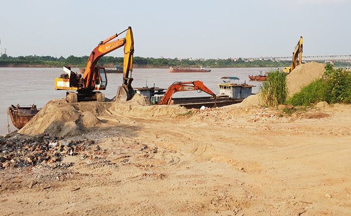 Hành lang đê ngăn lũ ở Hà Nội bị lấn chiếm làm nơi kinh doanh