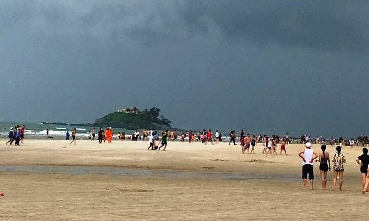 Video: Nghe điện thoại dưới trời mưa dông, bị sét đánh chết thương tâm