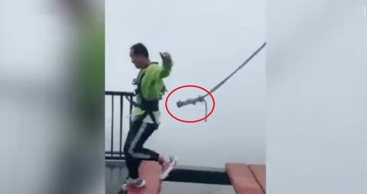 Clip: Dây an toàn tuột khỏi người du khách trên cầu treo cao 300m