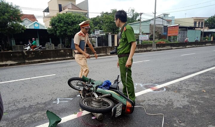 Băng qua đường, hai bà cháu bị xe máy tông nguy kịch ở Quảng Nam