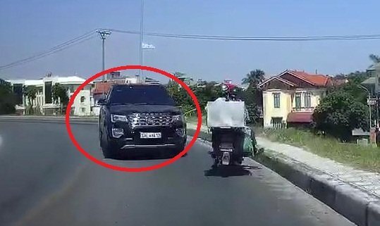 Clip: Ô tô cua ẩu lấn trọn làn ngược chiều, suýt tông xe máy