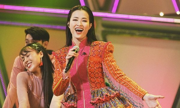 Đông Nhi diện trang phục H’Mông, đội nón lá gây ấn tượng với khán giả Nhật Bản