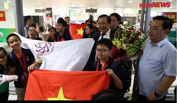 Video: Hàng trăm người đón đoàn Olympic Toán và Khoa học quốc tế thắng lợi trở về