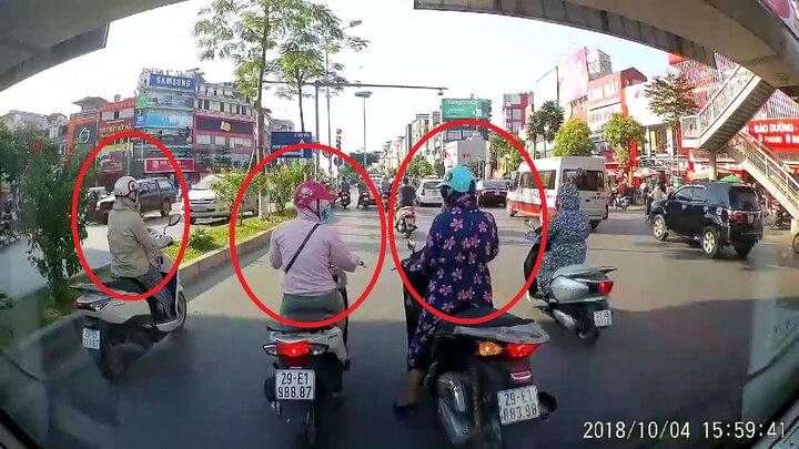 Clip: 3 ninja dừng đèn đỏ kết hợp tránh nắng, tài xế ô tô sốt ruột bóp còi