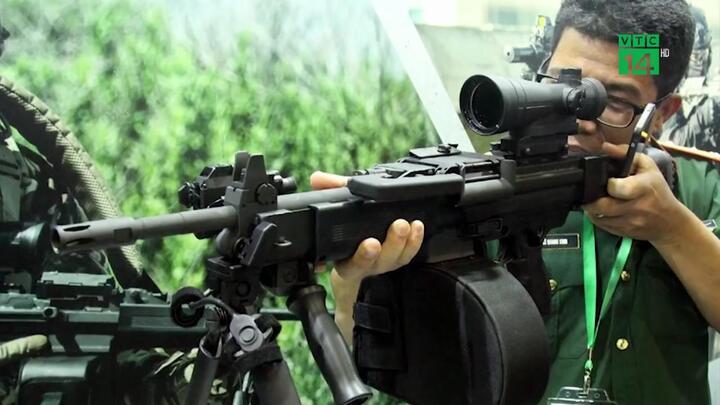 Clip: Người Hà Nội được thử đủ loại súng trường, tiểu liên hiện đại