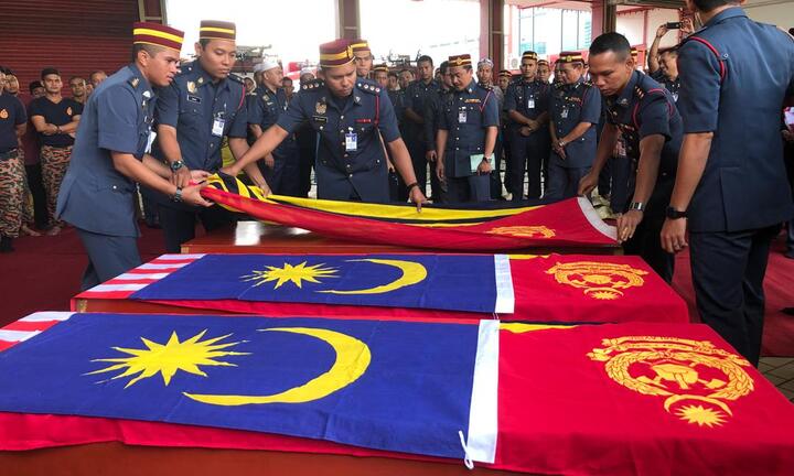 Hàng trăm người đưa tiễn 6 thợ lặn Malaysia thiệt mạng khi cứu thiếu niên ngã xuống hồ