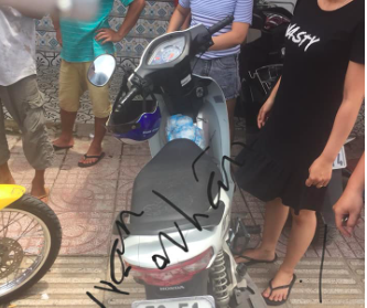 Hiệp sĩ ngăn chặn 4 tên trộm xe máy ở TP.HCM