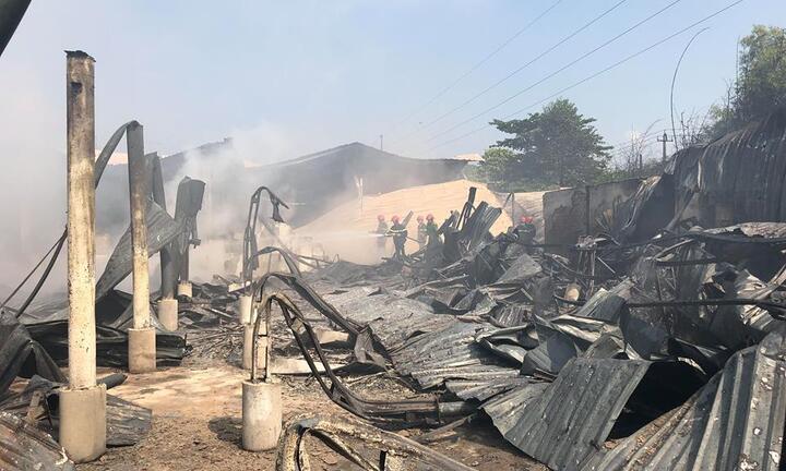 Ảnh: Xưởng đan ghế xuất khẩu rộng 3.000m2 ở Huế bị thiêu rụi