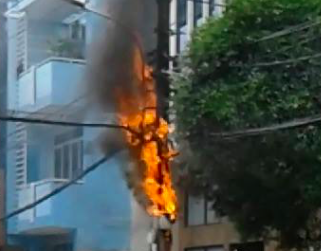 Trụ điện cháy nổ dữ dội gần nửa tiếng, cả khu dân cư mất điện ở TP.HCM