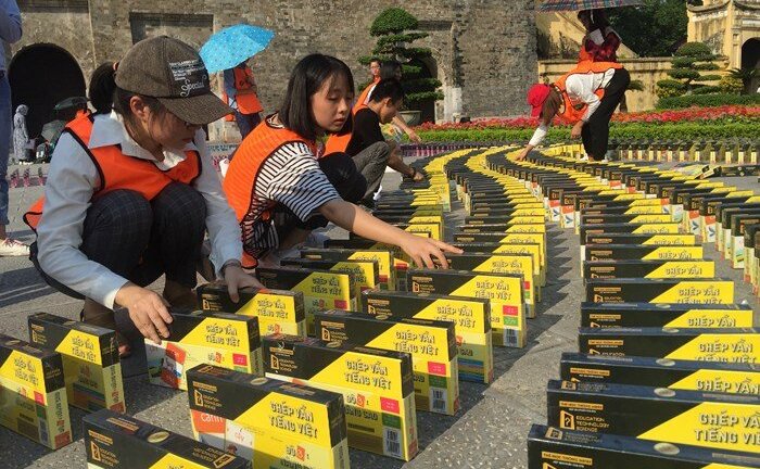Video: Mãn nhãn cảnh 3.000 cuốn sách xếp domino trên diện tích 200 m² ở Hoàng thành Thăng Long