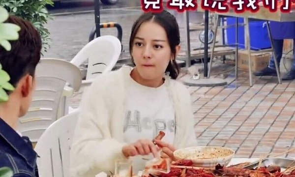 Địch Lệ Nhiệt Ba bị tố chảnh choẹ, mắc bệnh ngôi sao?