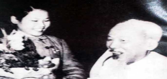 Gặp lại cô gái trong bức ảnh nổi tiếng ‘Bác Hồ với Thanh niên xung phong’