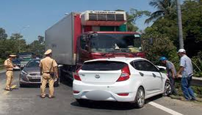 Xe con tông trực diện xe tải, 5 người thương vong