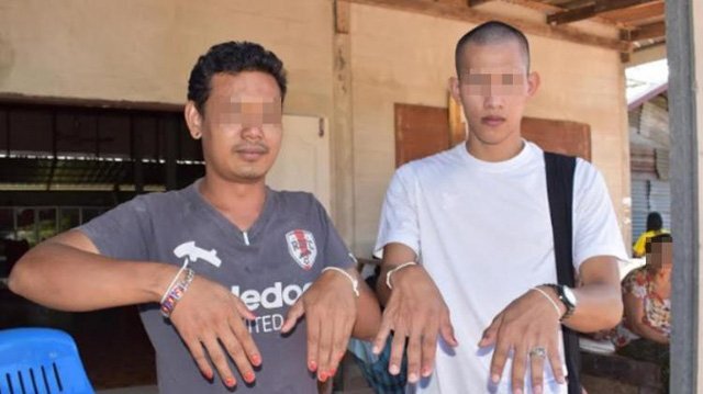 Đàn ông Thái Lan đua nhau sơn móng tay để tránh tà ma