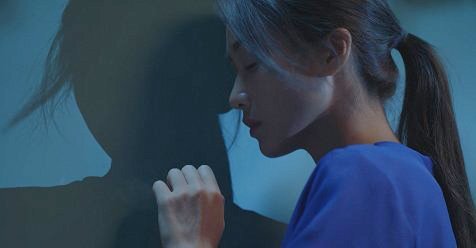 'Hậu duệ mặt trời' tập 9 - 10: Hoài Phương bật khóc khi tới thăm Duy Kiên ở phòng tạm giam