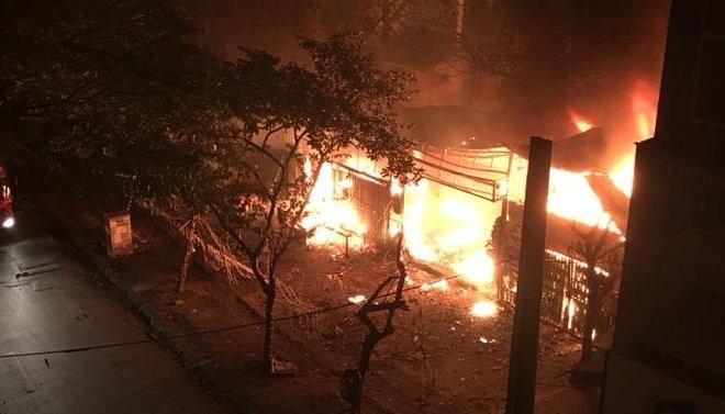 Video clip: Quán ăn cháy ngùn ngụt trên phố Chùa Láng, Hà Nội