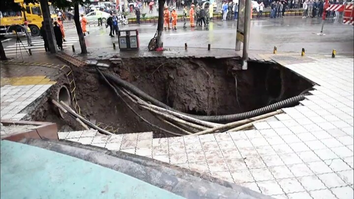 Clip: 'Hố tử thần' khổng lồ sâu 6m há miệng, 1 người chết, 3 người mất tích