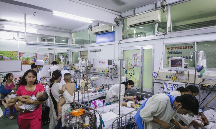 Bệnh viện nhi ở Sài Gòn vỡ trận vì dịch chồng dịch