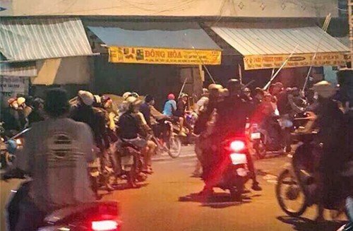 Video: Đi ngang qua giữa lúc hỗn chiến, 1 thanh niên bị chém nhầm