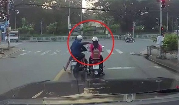 Clip: Cướp đi xe máy giật điện thoại trên tay cô gái dừng đèn đỏ