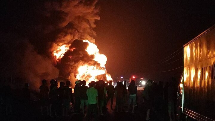 Clip: Xe container cháy trơ khung trên đường Hồ Chí Minh