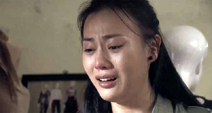 'Quỳnh búp bê' tập 16: Quỳnh nức nở kể bị cha dượng cưỡng hiếp, mẹ ruột đuổi khỏi nhà