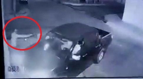 Clip: Cầm súng đi cướp bất thành, bị nạn nhân bắn gục