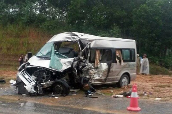 Xe khách tông xe bán tải, 7 người thương vong