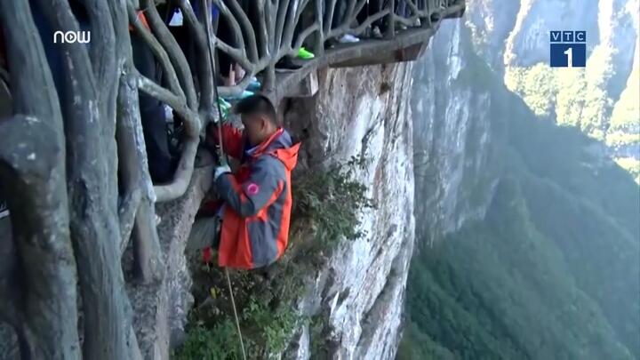 Video: Người chuyên đu dây dọn rác trên vách núi cao 1.500m cực nguy hiểm