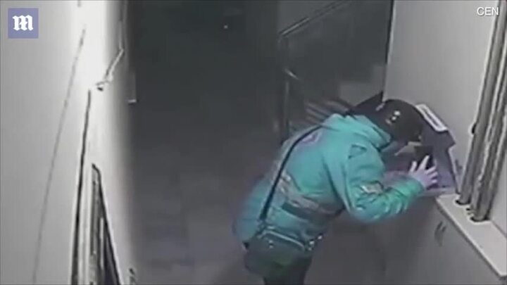 Nhổ nước bọt vào pizza của khách, shipper đối mặt án 18 năm tù